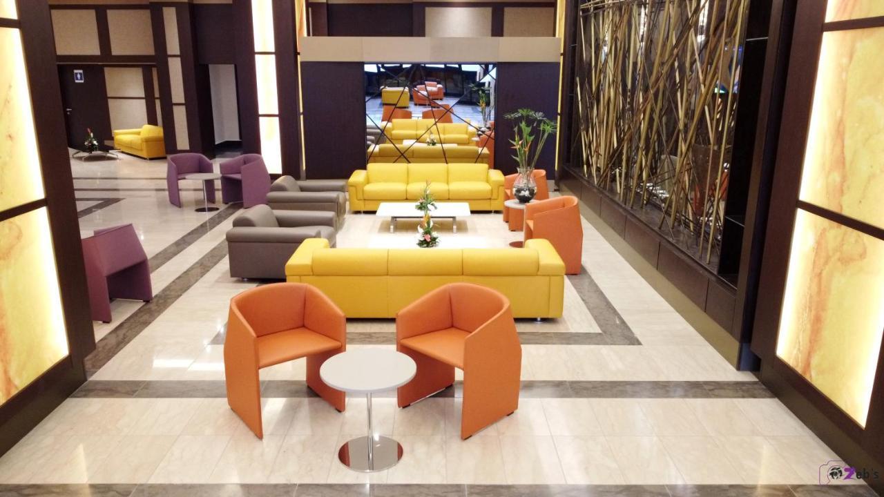 Krystal Palace Douala Esterno foto