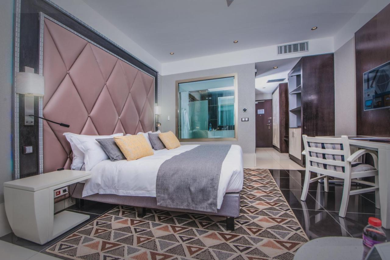 Krystal Palace Douala Esterno foto